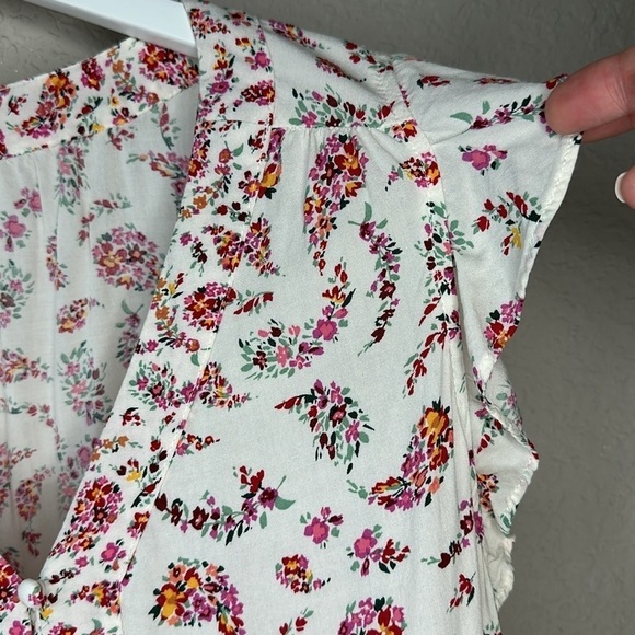 Old Navy Floral Flutter Sleeve Blouse Size Medium - Picture 5 of 9